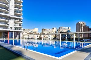 a large swimming pool with buildings in the background at Villas Guzman - Apartamento Tramontana in Calpe