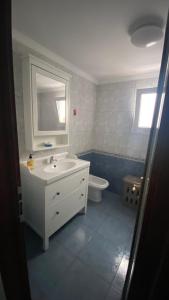 y baño con lavabo blanco y aseo. en Apartamento Islas Malvinas 39 en Vecindario