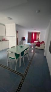 un soggiorno con tavolo e sedie verdi di Apartamento Islas Malvinas 39 a Vecindario