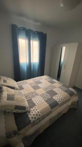 Een bed of bedden in een kamer bij Apartamento Islas Malvinas 39