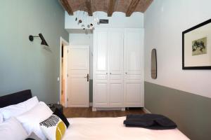 A bed or beds in a room at Casa Cosi - Putxet 2