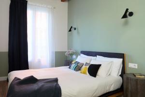 A bed or beds in a room at Casa Cosi - Putxet 2