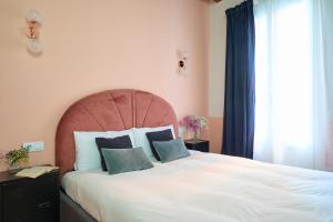 A bed or beds in a room at Casa Cosi - Putxet 2