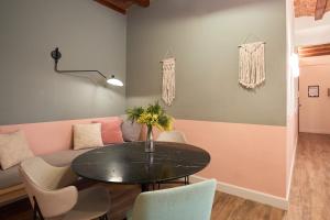 A seating area at Casa Cosi - Putxet 2