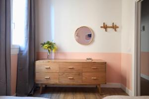 A bed or beds in a room at Casa Cosi - Putxet 2