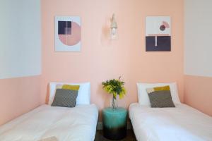 A bed or beds in a room at Casa Cosi - Putxet 2