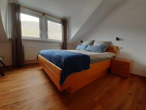 - une chambre avec un lit doté de draps bleus et une fenêtre dans l'établissement App 4 Pers 2 Schlafzimmer mit eigenen Badezimmer 2 Balkonen alle mit Moselblick, à Ediger-Eller