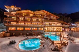 Výhled na bazén z ubytování Croce Bianca Leisure & Spa Hotel nebo okolí