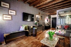een woonkamer met een bank en een tafel bij Vitrum - Como Luxury Suites in Como