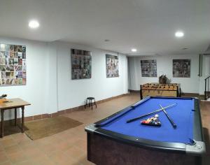 a ping pong table in a room with a pool table at A 15 minutos Granada piscina jacuzzi barbacoa in Güevéjar