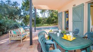 un patio con tavolo e sedie su un ponte di 1 Rond - Llafranc a Santa Margarita