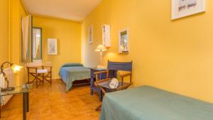 una camera con due letti e un tavolo in una stanza di 1 Rond - Llafranc a Santa Margarita Altre 20 foto