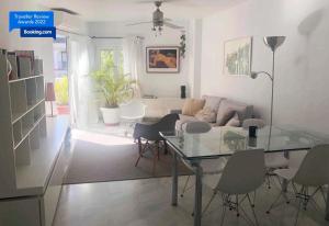 salon ze szklanym stołem i krzesłami w obiekcie M&J Benalmadena Retreat w mieście Benalmádena