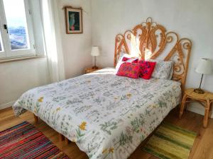 Schlafzimmer mit einem Bett mit einem Kopfteil aus Holz in der Unterkunft La mia Casa nelle Marche in Ripatransone