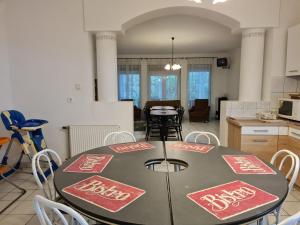 Kuchyňa alebo kuchynka v ubytovaní Fertődi Kúria Vendégház