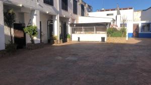 an empty parking lot in front of a building at HOTEL EL COMENDADOR in Fuente Obejuna