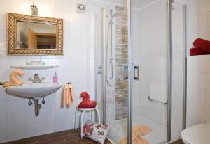 y baño con ducha y lavamanos. en Gasthof Metzgerei Stöberl en Lam