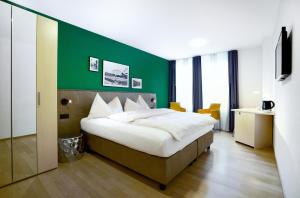 Ένα ή περισσότερα κρεβάτια σε δωμάτιο στο Hotel Zugertor