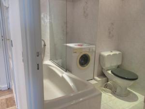 カンヌにあるStudio Grand Hotel 130のバスルーム(トイレ、洗濯機付)