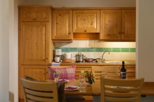 Ett kök eller pentry på Aurora Appartements inklusive freiem Thermeneintritt