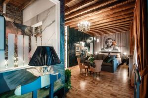Aurum - Como Luxury Suites في كومو: غرفة معيشة مع أريكة وطاولة