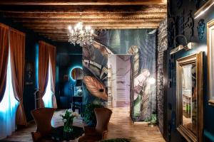 a dining room with blue walls and a chandelier at Aurum - Como Luxury Suites in Como