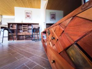 Pokój z drewnianymi drzwiami i blatem ze stołkami w obiekcie APARTMA NIKA w mieście Ribnica na Pohorju