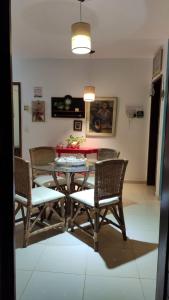 尊比的住宿－Condomínio Encantador Piscina e Praia E12，一间带桌椅的用餐室