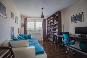 Μια τηλεόραση ή/και κέντρο ψυχαγωγίας στο Sit And Dream Home with Terrace and Yard