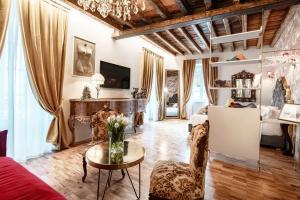 ein Wohnzimmer mit einem Sofa und einem Tisch in der Unterkunft Aurum - Como Luxury Suites in Como