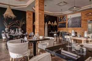 Wellness Hotel Volarik 레스토랑 또는 맛집