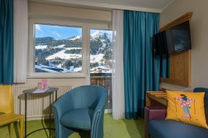 pokój hotelowy z widokiem na śnieżną górę w obiekcie Hotel Blü Gastein w mieście Bad Hofgastein