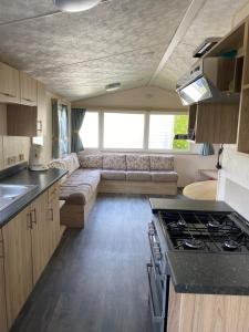 une cuisine et un salon d'une caravane dans l'établissement Camping De Koehoorn, à Meliskerke