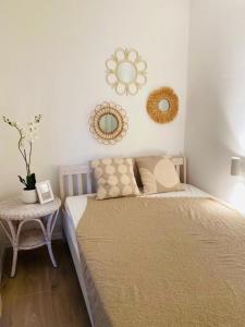 ein Schlafzimmer mit einem Bett und zwei Spiegeln an der Wand in der Unterkunft Hahnenklee Hills in Hahnenklee-Bockswiese