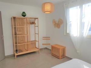 Zimmer mit einem Holzbuchregal und einem Ventilator in der Unterkunft CARINA in Solaro