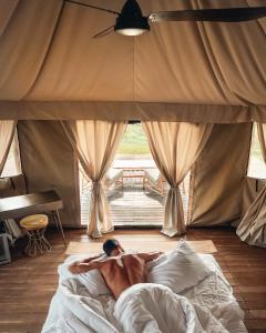 Säng eller sängar i ett rum på Terme di Vulci Glamping & Spa