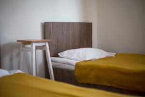 Ένα ή περισσότερα κρεβάτια σε δωμάτιο στο Sit And Dream Home with Terrace and Yard