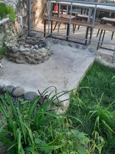 einen Garten mit einer Bank und etwas Gras in der Unterkunft Family in Dilidschan