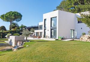 een wit huis met een grote tuin bij Villa SOHA Bed & Breakfast in Mougins