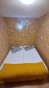 Una cama o camas en una habitación de Petit chalet Valfréjus pied des pistes