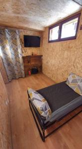 מיטה או מיטות בחדר ב-Petit chalet Valfréjus pied des pistes
