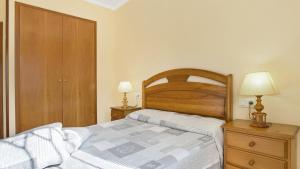 - une chambre avec un lit avec une tête de lit en bois et deux lampes dans l'établissement 2P-53 - Lloret de Mar, à Lloret de Mar 10 autres photos