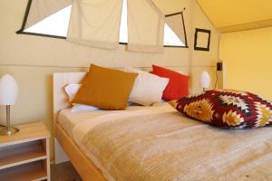 מיטה או מיטות בחדר ב-Bukovel Glamping