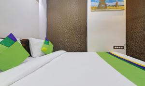 Letto o letti in una camera di Itsy Hotels J A Royal Suites Manikonda