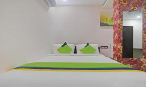 Letto o letti in una camera di Itsy Hotels J A Royal Suites Manikonda