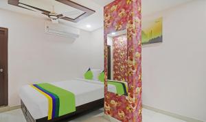 una camera da letto con un letto e una parete ricoperta di fiori di Itsy Hotels J A Royal Suites Manikonda a Hyderabad