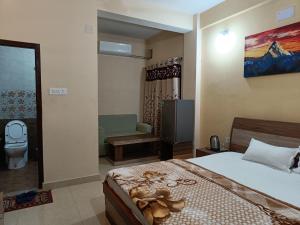 Hotel Vrindavan Palace客房内的一张或多张床位