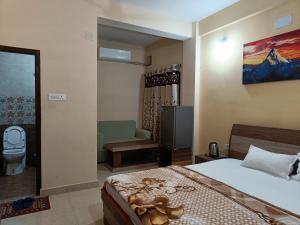 Hotel Vrindavan Palace客房内的一张或多张床位