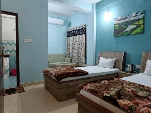 A bed or beds in a room at Hotel Vrindavan Palace