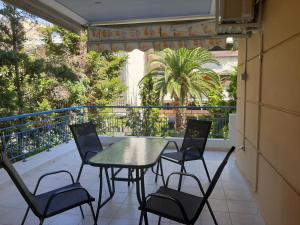 d'une terrasse avec une table et des chaises sur un balcon. dans l'établissement Lovely house, à Athènes
